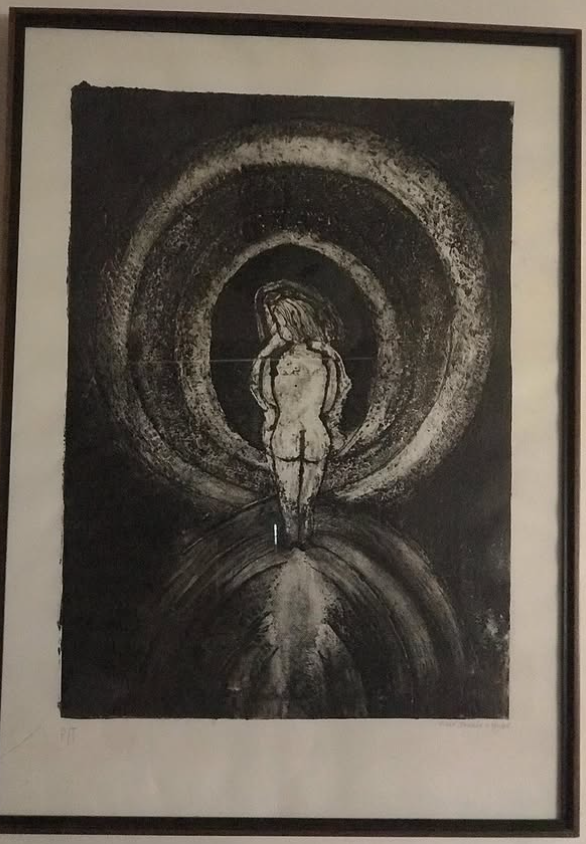 Litografía en blanco y negro de una figura humana de espaldas frente a una espiral luminosa, obra de María Zavala