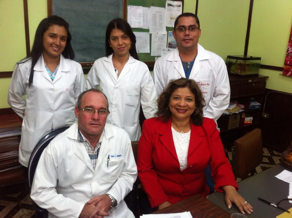 María Zavala con un equipo médico de batas blancas en un consultorio